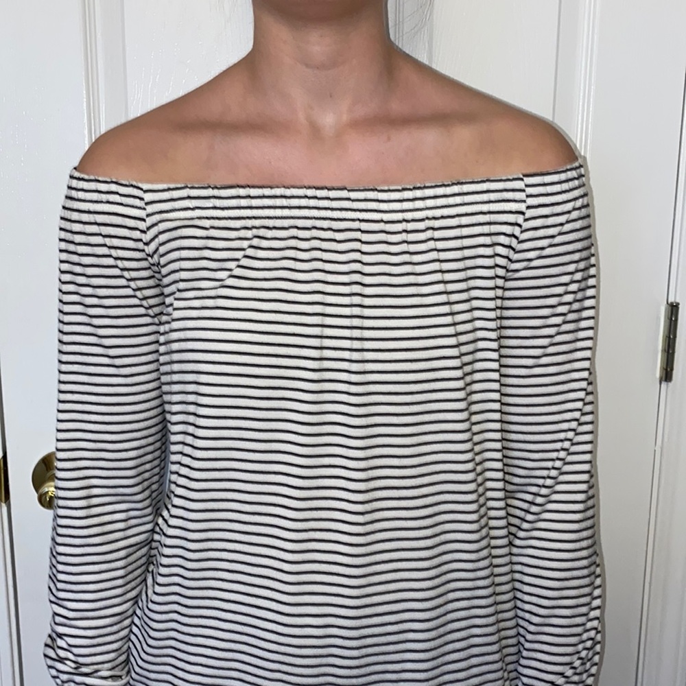Woman’s Hollister off the shoulder blouse (xs)